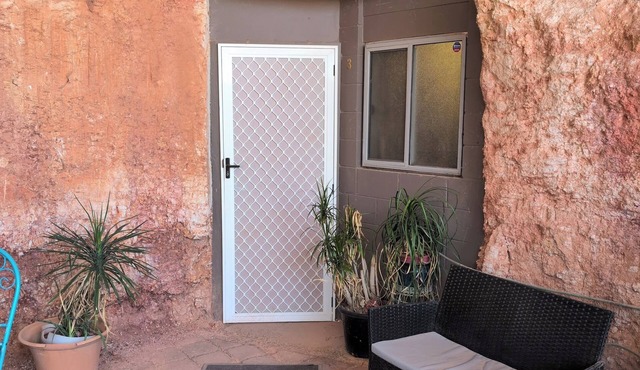 Pet friendly 2-bedroom apartment in awesome Coober Pedy location
