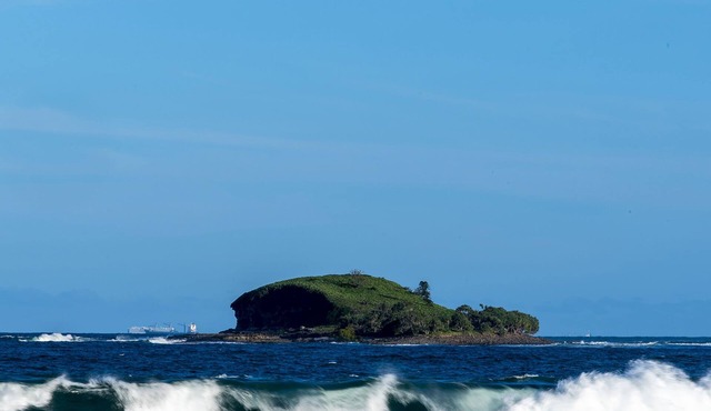 Pet Friendly, 2 Bedroom, Sleeps 4, 250m to Beach, Close to Cafes, Sunshine Coast