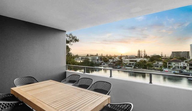 Pet-Friendly Riverview Apt Modern Pool & Parking