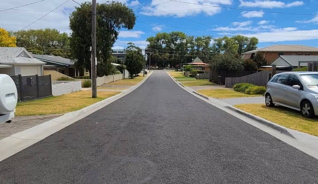 Pet Friendly Beach House – 100m to Rosebud Beach
