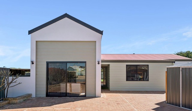 Pet-Friendly. Beach retreat. Welcome pack on arrival.