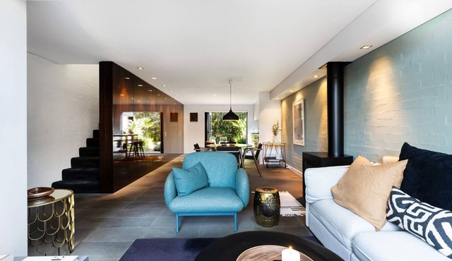 Pet Friendly - Courtyard Townhouse by Property Mums