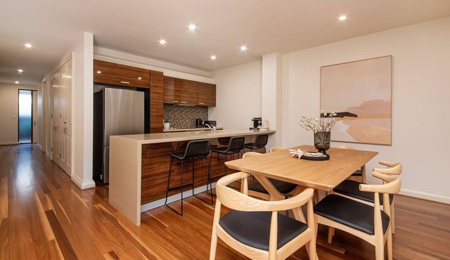 Pet Friendly - Esplanade Escape to the Brighton Beach Boxes