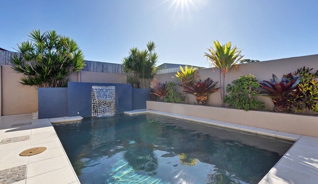 Pet friendly family home w pool