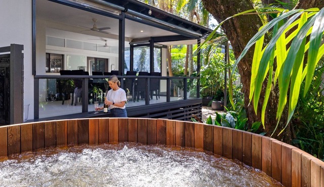Pet friendly, spa, stroll to beach and cafe in PEARL BEACH