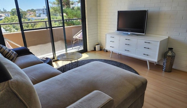 Pine View Apartment sleeps 4-6 in Mosman Park near river beach Freo trains
