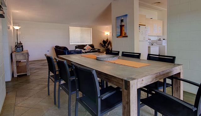 Poinciana - Right in the centre of town, walking to restaurants and shops.