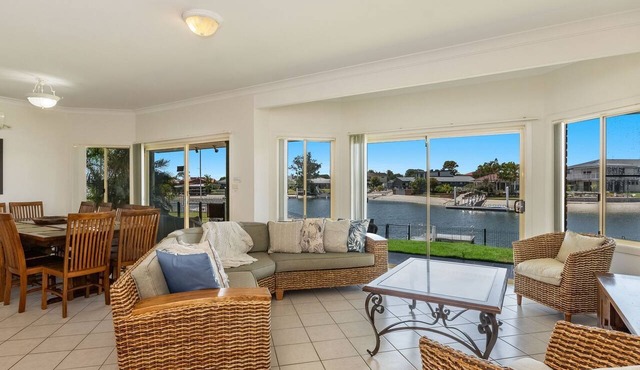 Ponderosa - Pet-Friendly Waterfront Luxury with a Private Pontoon - Holiday Yamba