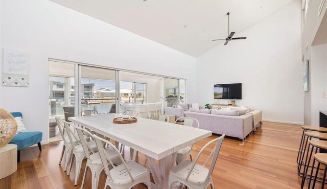 Pontoon Paradise - Waterfront Serenity in Geographe