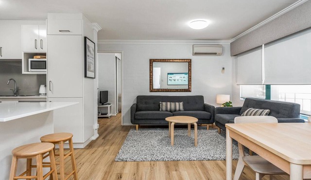Pool, BBQ & spa (in season) - free parking and wifi - 3 bedroom 2 bathrooms