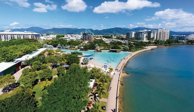 Pool View City Centre Apartment 202