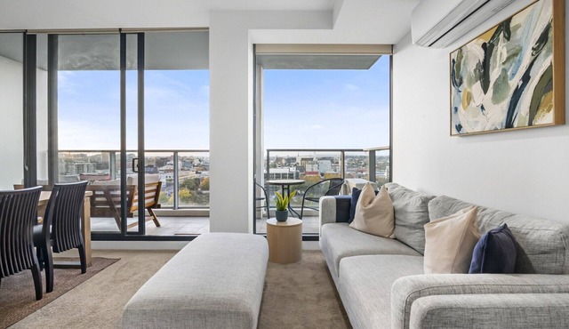 Poolside 2-Bed Apartment in South Yarra
