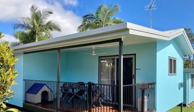 Poolside Deluxe Villa 2 BR - Fully self-contained, 1 Queen, 1 Sofa, 2 Single Beds