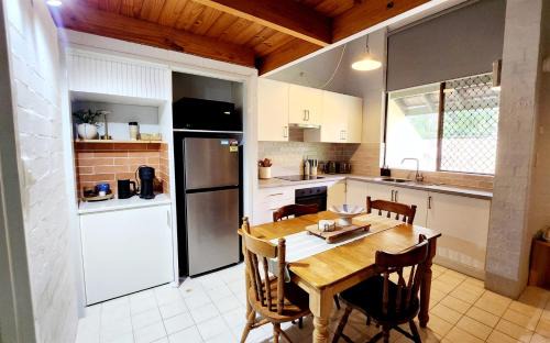 Poolside Retreat 250m From Beach Resort Facilities