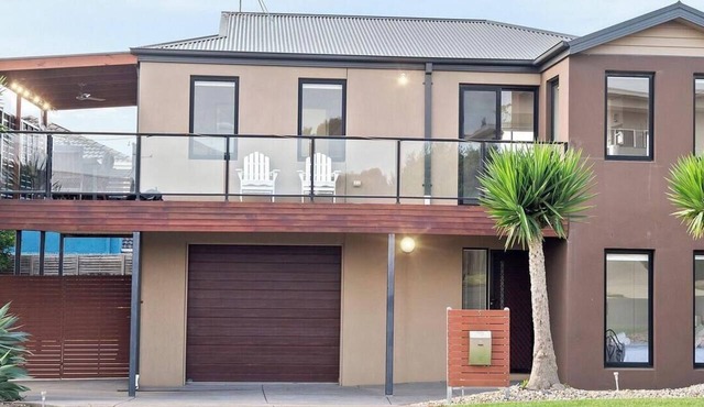 Portarlington Gem - Two storey retreat with great views.