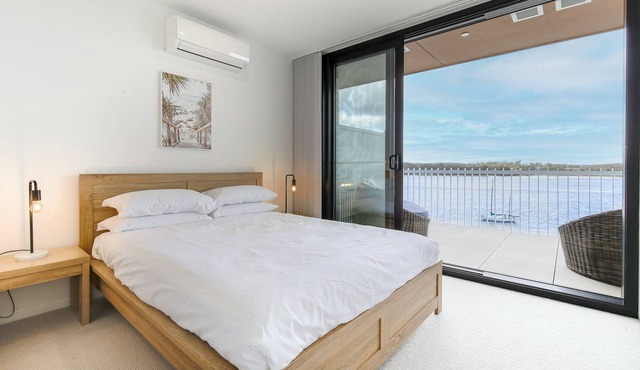 Premium 2-Bed Bayside Unit with Ocean Views