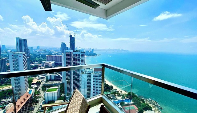 Premium 5* suite 75 sq.m., on the 40th floor on the best private beach.Wongamat in Banglamung