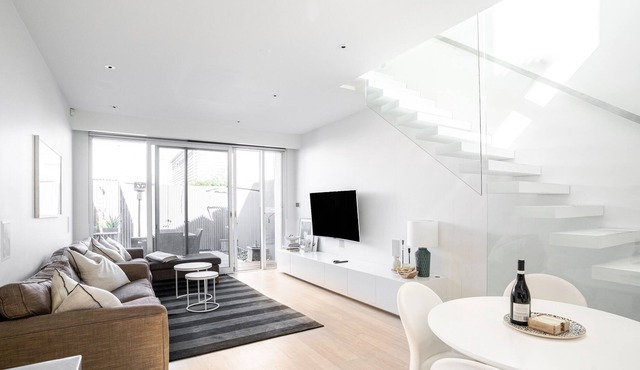 Premium double story terrace house ~ 5★ Location in Albert Park