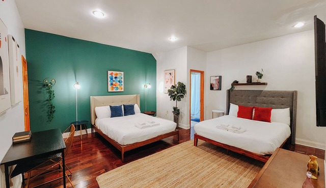 Prime/King Bed/2 En-Suite Bathrooms/65"TV in Philadelphia