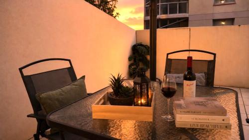 Prime Location Chinatown Luxury Studio w Balcony Sydney CBD