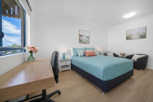 Prime South Townsville Studio with Waterfront Views and Resort Style Pool