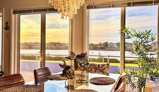 Prime Waterfront House/Breathtaking Water Views 5 min to Low Head Fairy Penguins