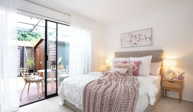 Private, Bright & Cozy 2BR Retreat in Bentleigh | Steps to Train, Park & Shops in Bentleigh
