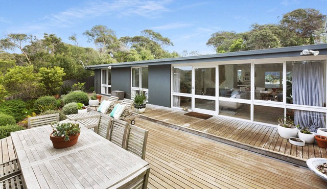 Private coastal getaway, alfresco dining, Back beach locale (sleeps 7)
