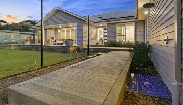 Private, Luxurious Flinders Holiday House with Tennis Court in Flinders