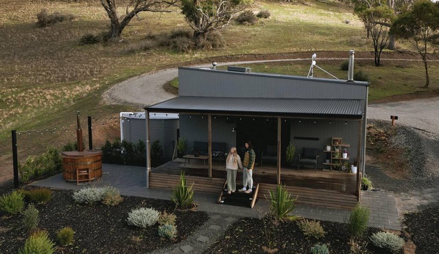 Private Off-Grid Tiny House Escape with Hot Tub and Stunning Barossa Views