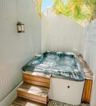 Private Outdoor Spa, Fire Pit, Cinema Room - THE COTTAGE COOLUM BEACH