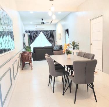 Private pool Cassa Dinies, Wifi , Bbq,10 pax in Rantau Panjang