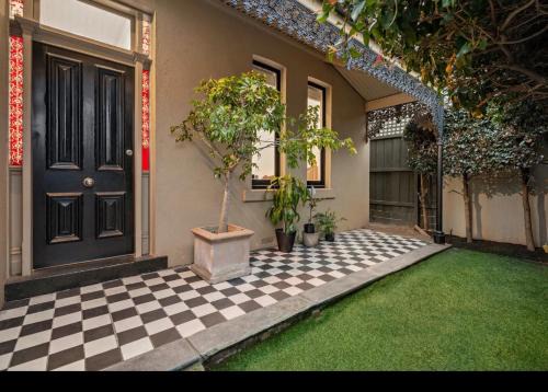 Private quiet bedroom with ensuite and parking, Chapel St, Sth Yarra