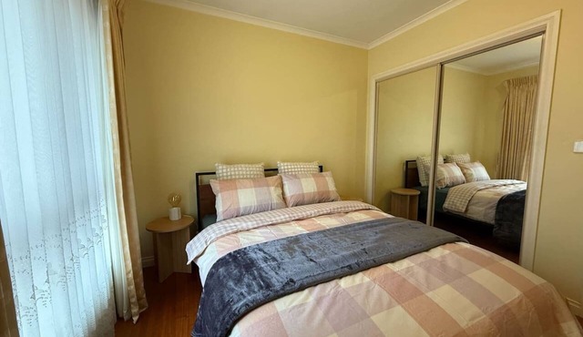 Private Room Home Feels | Bentleigh 1 min to train in Bentleigh