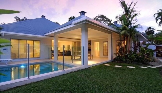 Private,tranquil, secure and 3 minute flat walk to Four Mile beach