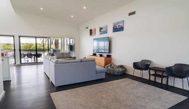 Pumicestone Paradise | Waterfront Retreat