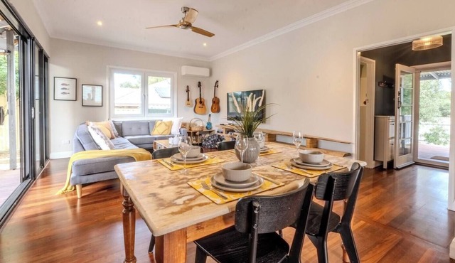 Quaint Family Cottage Near Fremantle with Pool.