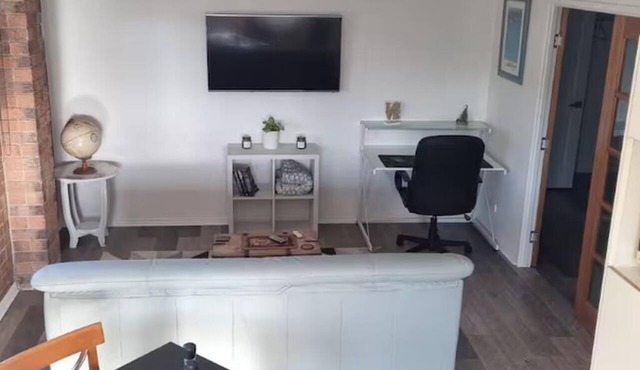 Quaint studio with AC in friendly Kuluin neighborhood