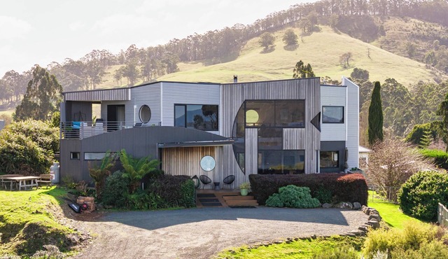 Quarry Hill Lookout . scenic views, luxurious amenities, relaxing atmosphere