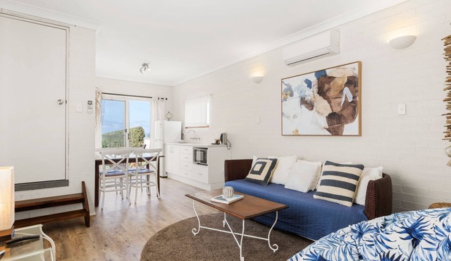 Quay's Cabin - Absolute Beachfront with Views