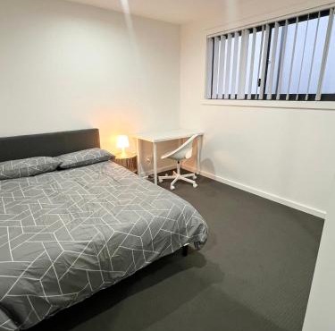 Queen Room in Modern, Guildford House - OR7