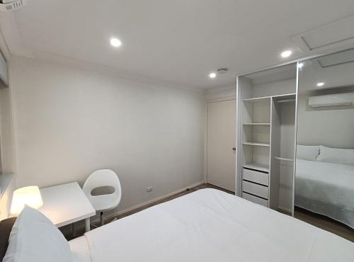 Queen Room - Train Station & Shopping Centre - NM8 in Merrylands