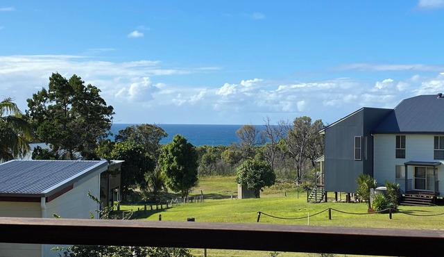 Ques R & R at Orchid Beach. Water views with sea breeze. Relaxing Holiday House.