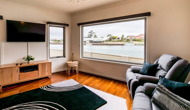 Quiet and relaxing house overlooking the Leven River and wharf