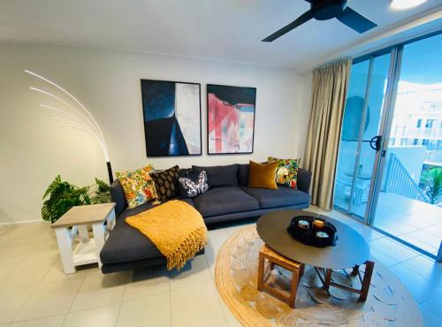 Quiet and tropical 3 bedroom holiday unit within walking distance to the Strand and Stadium -non smoking property-