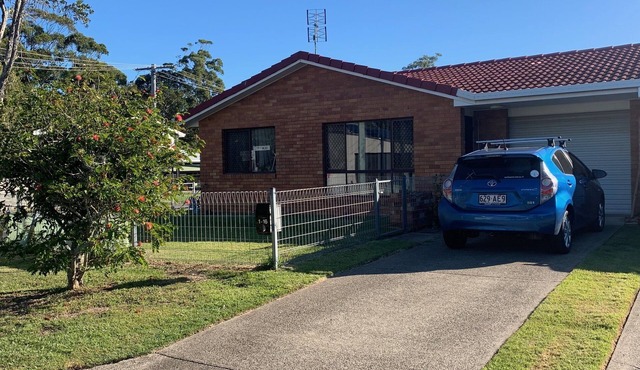 Quiet Beach House, 2 mins from the beach!