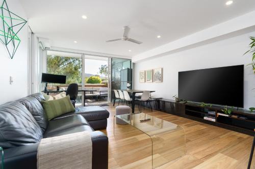 Quiet Modern Apartment in Prime Location - Hosted by Canstay