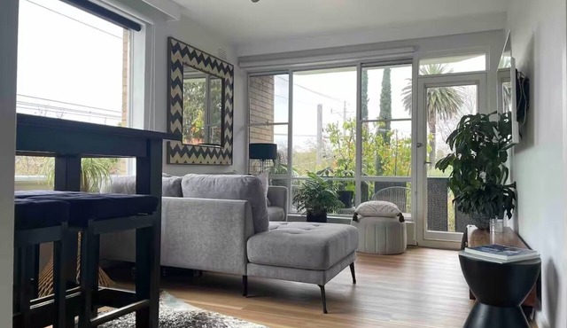 Quintessential Beachside Apartment in Elwood