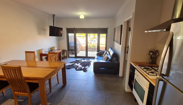 Red Ochre- Large Apartment with Private Courtyard