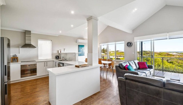 Reef View, Ledge Point beachfront